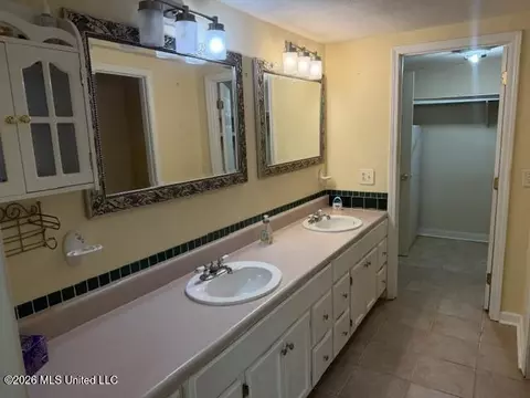 Bath - 819 Meadow Ln, Byram, MS 39272 photo 3 of 4