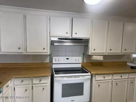 Kitchen - 819 Meadow Ln, Byram, MS 39272 photo 2 of 2