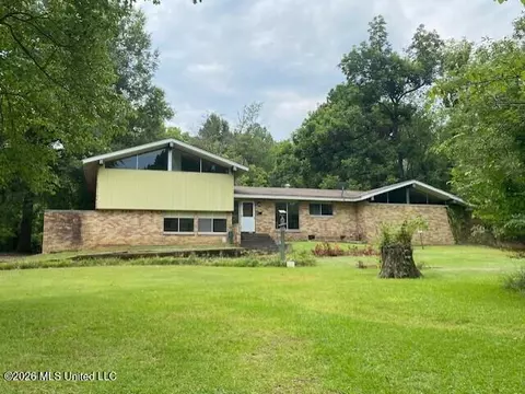 812 Strayhorn St, Senatobia, MS 38668