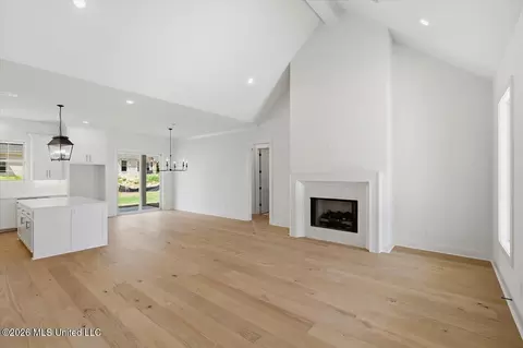 Living - 203 Benners Ln, Madison, MS 39110 photo 2 of 4