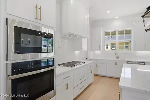 Kitchen - 203 Benners Ln, Madison, MS 39110 photo 2 of 3