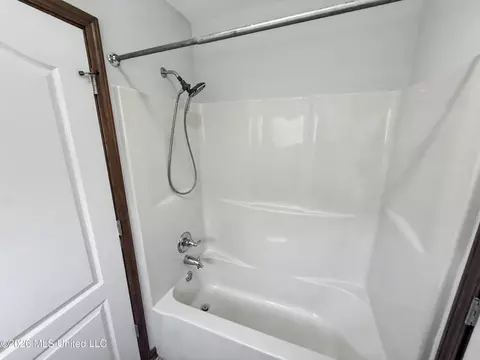 Bath - 7632 Holly Springs Rd, Hernando, MS 38632 photo 3 of 4