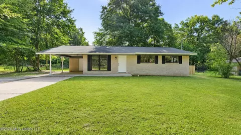 561 Colonial Dr, Holly Springs, MS 38635
