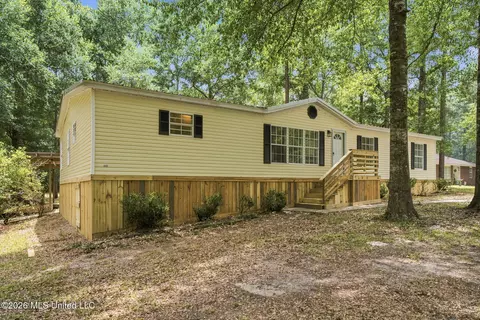 54 Jefferson Rd, Wiggins, MS 39577 photo 2