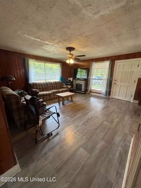 Living - 1047 Pearl Valley Rd, Wesson, MS 39191 photo 1 of 2