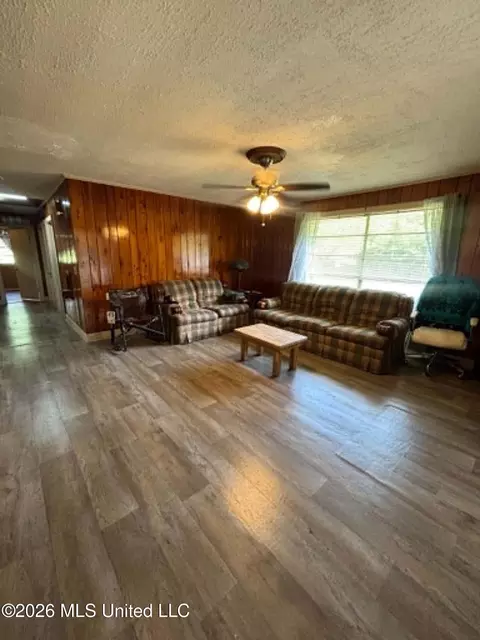 Living - 1047 Pearl Valley Rd, Wesson, MS 39191 photo 2 of 2