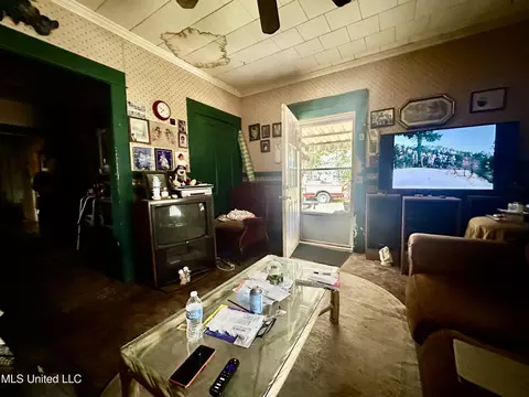 Living - 513 S 5th St, Mccomb, MS 39648 photo 2 of 4