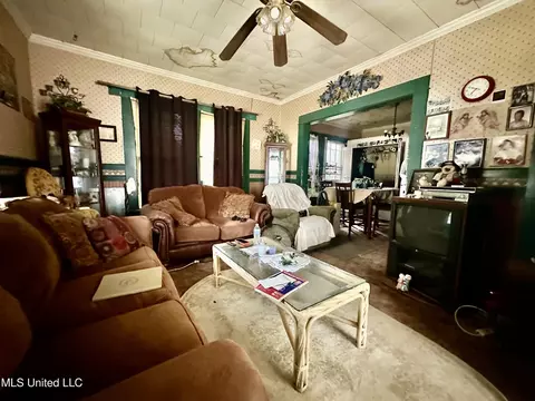 Living - 513 S 5th St, Mccomb, MS 39648 photo 3 of 4