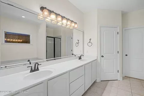 Bath - 625 Fallbrook Cv, Hernando, MS 38632 photo 2 of 6
