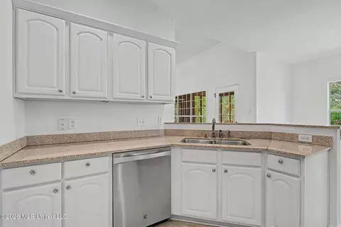 Kitchen - 625 Fallbrook Cv, Hernando, MS 38632 photo 4 of 5