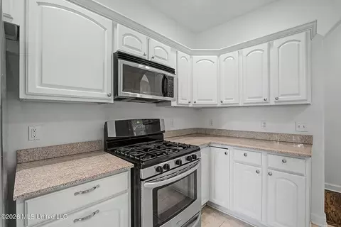 Kitchen - 625 Fallbrook Cv, Hernando, MS 38632 photo 5 of 5