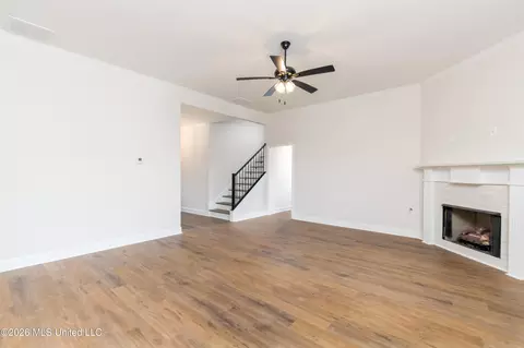 Living - 7671 John Elliott Ln, Hernando, MS 38632 photo 2 of 3