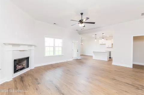 Living - 7671 John Elliott Ln, Hernando, MS 38632 photo 1 of 3