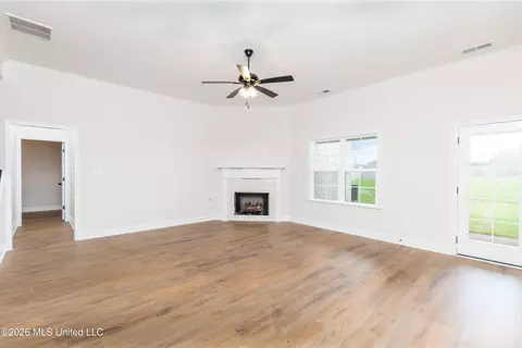 Living - 7671 John Elliott Ln, Hernando, MS 38632 photo 3 of 3
