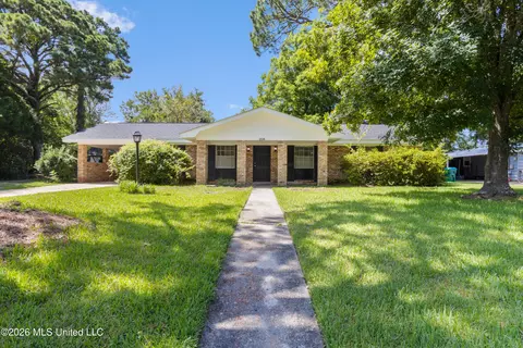 2518 Parkwood Pl, Ocean Springs, MS 39564