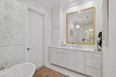 Bath - 124 N Natchez Dr, Madison, MS 39110 photo 2 of 8