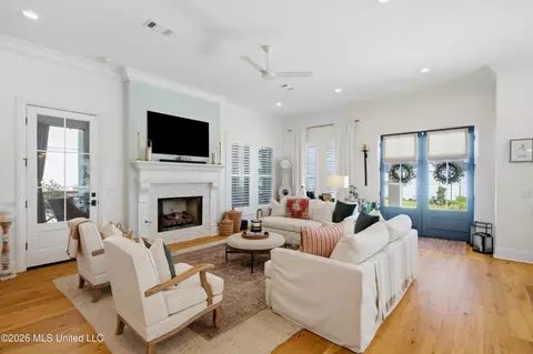 Living - 124 N Natchez Dr, Madison, MS 39110 photo 1 of 8