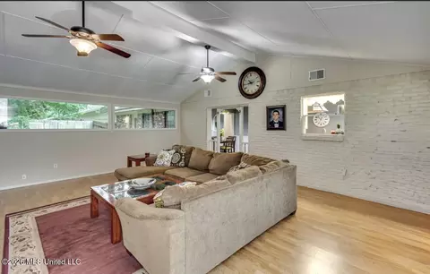 Living - 245 Mackey Dr, Madison, MS 39110 photo 2 of 3