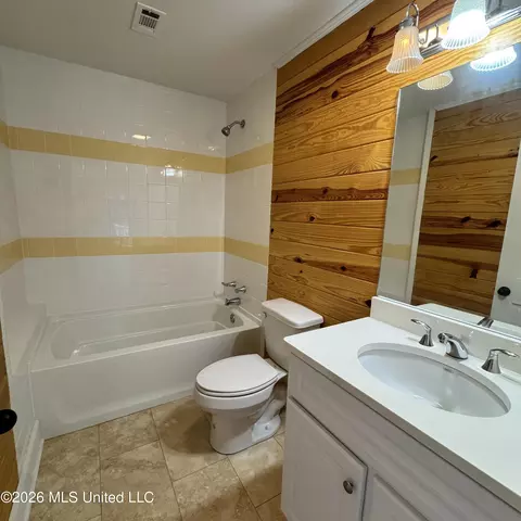 Bath - 207 S Commerce St, Natchez, MS 39120 photo 2 of 2