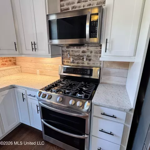 Kitchen - 207 S Commerce St, Natchez, MS 39120 photo 3 of 7