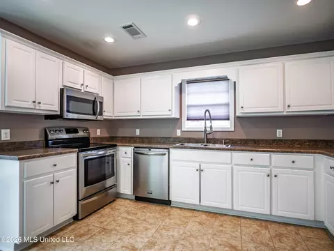 Kitchen - 229 Birch Tree Loop, Oxford, MS 38655 photo 3 of 5