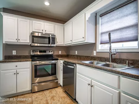 Kitchen - 229 Birch Tree Loop, Oxford, MS 38655 photo 4 of 5