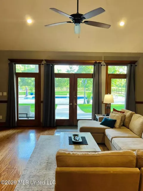 Living - 537 N Springlake Cir, Terry, MS 39170 photo 1 of 3