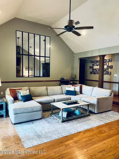 Living - 537 N Springlake Cir, Terry, MS 39170 photo 2 of 3
