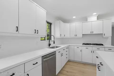 Kitchen - 4458 Wedgewood St, Jackson, MS 39211 photo 3 of 7