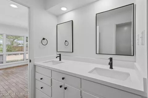 Bath - 4458 Wedgewood St, Jackson, MS 39211 photo 4 of 4