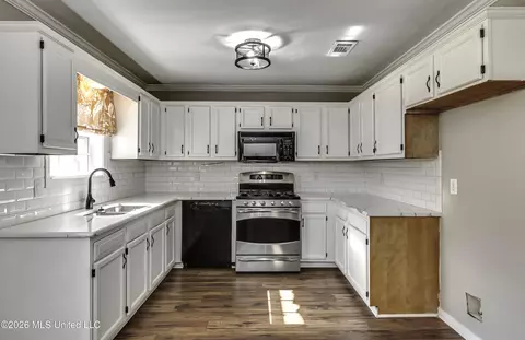 Kitchen - 217 White Oak Pl, Pearl, MS 39208 photo 1 of 5
