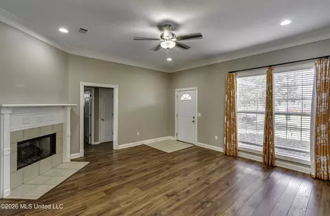 Living - 217 White Oak Pl, Pearl, MS 39208 photo 3 of 4