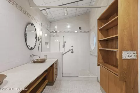 Bath - 2235 Wild Valley Dr, Jackson, MS 39211 photo 3 of 6