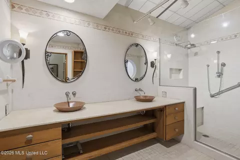 Bath - 2235 Wild Valley Dr, Jackson, MS 39211 photo 2 of 6