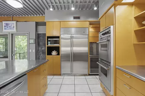 Kitchen - 2235 Wild Valley Dr, Jackson, MS 39211 photo 5 of 6