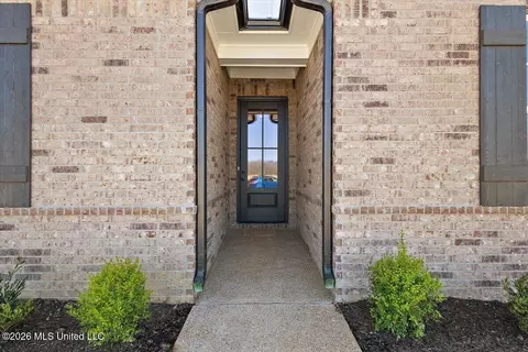 Entry Way - 457 Sunflower St, Nesbit, MS 38651 photo 1 of 4