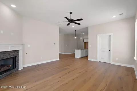 Living - 457 Sunflower St, Nesbit, MS 38651 photo 2 of 2