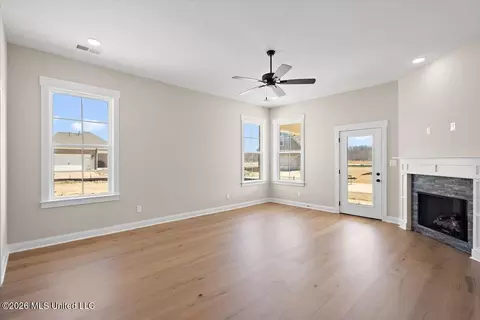 Living - 457 Sunflower St, Nesbit, MS 38651 photo 1 of 2