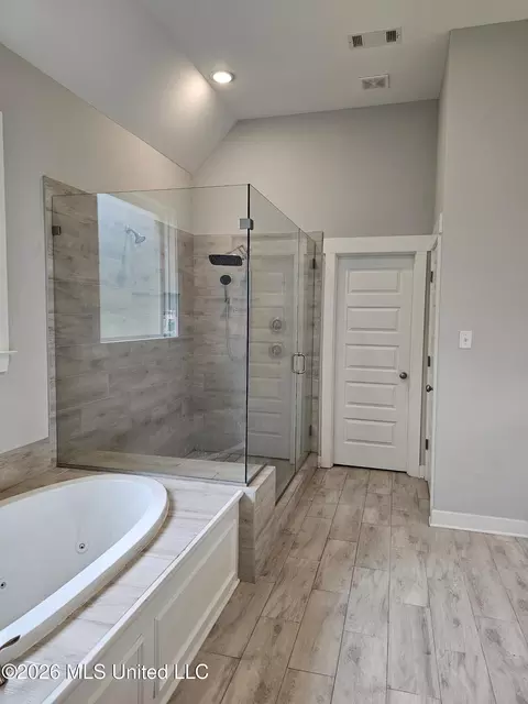 Bath - 7175 E Harrier Dr, Olive Branch, MS 38654 photo 2 of 3