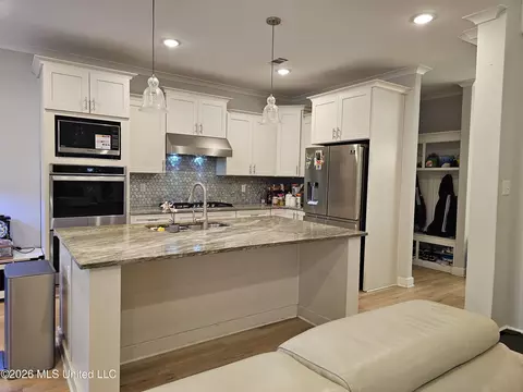 Kitchen - 7175 E Harrier Dr, Olive Branch, MS 38654 photo 2 of 3