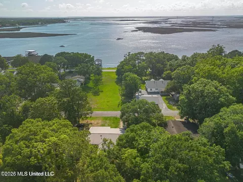 5206 Fern St, Pascagoula, MS 39567