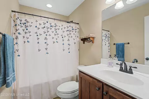 Bath - 927 Shadow View Dr, Hernando, MS 38632 photo 4 of 4