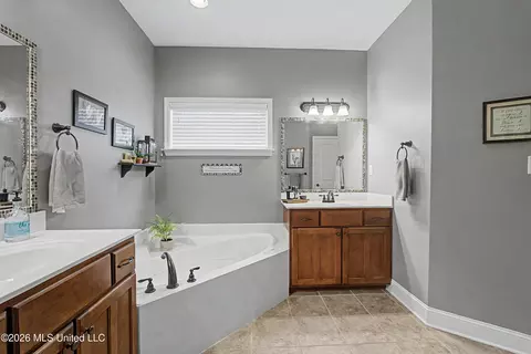 Bath - 927 Shadow View Dr, Hernando, MS 38632 photo 1 of 4