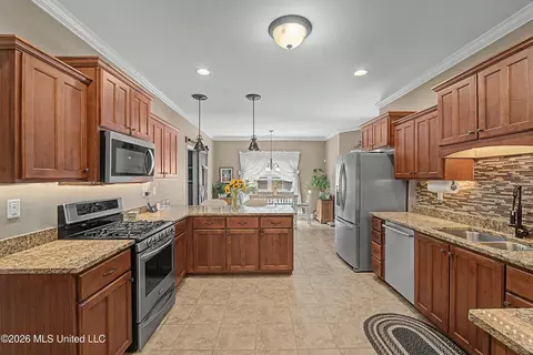 Kitchen - 927 Shadow View Dr, Hernando, MS 38632 photo 2 of 3