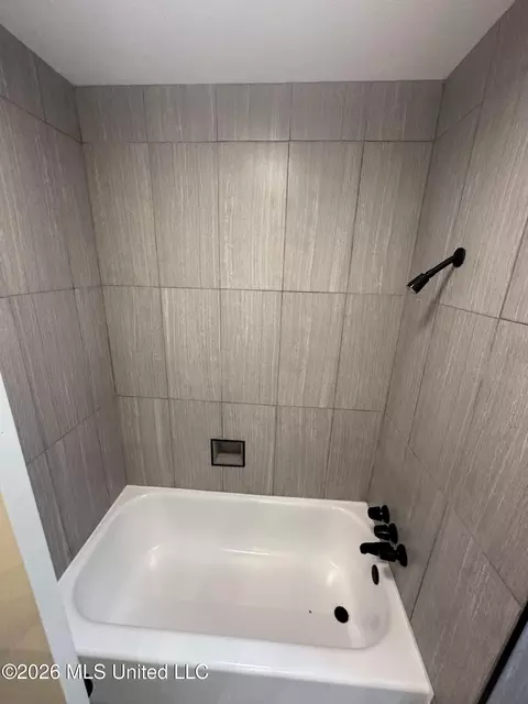 Bath - 1528 Tracewood Dr, Jackson, MS 39211 photo 1 of 3