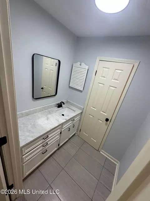 Bath - 1528 Tracewood Dr, Jackson, MS 39211 photo 2 of 3