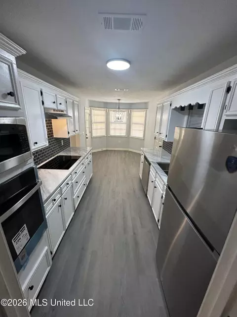 Kitchen - 1528 Tracewood Dr, Jackson, MS 39211 photo 1 of 4