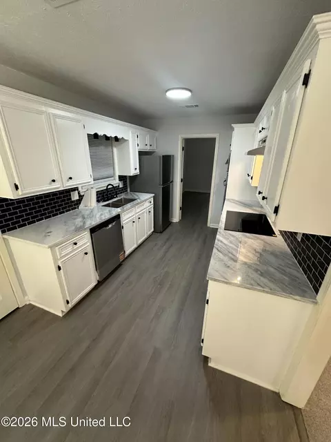 Kitchen - 1528 Tracewood Dr, Jackson, MS 39211 photo 3 of 4