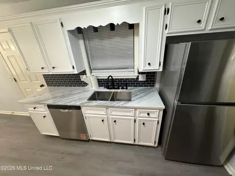 Kitchen - 1528 Tracewood Dr, Jackson, MS 39211 photo 2 of 4