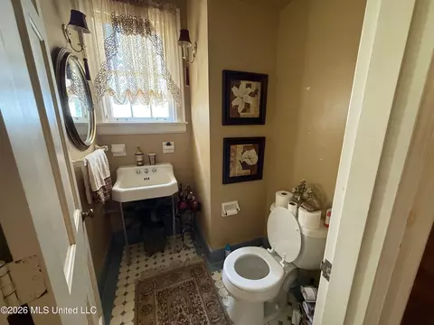 Bath - 300 East Ave, Lula, MS 38644 photo 2 of 4